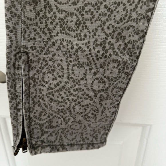 Free People Gray Paisley Print Size 26 Skinny Jeans With Zipper On Ankles - Picture 5 of 8